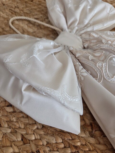 Doppio fiocco a falde rette in taffetà crema e pizzo in tulle a rilievo Gentile Ricami Grande