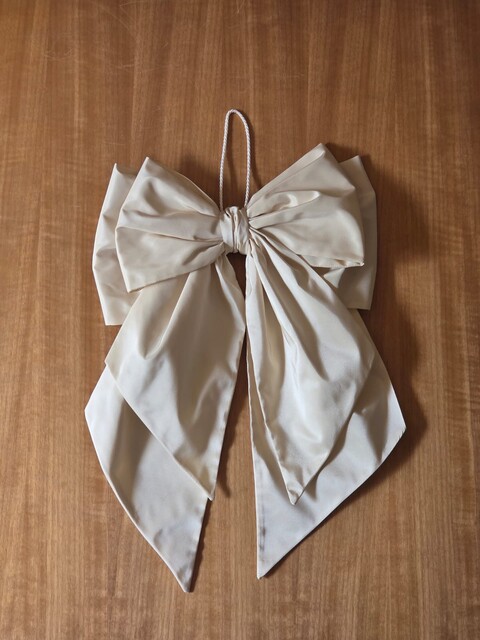 Doppio fiocco annodato in taffetà Crema Gentile Ricami Medio