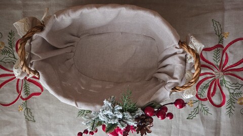 Cesto Natalizio in vimini con cotone e merletto Gentile Ricami