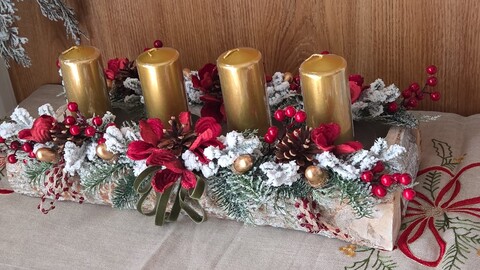 Centrotavola in legno con candele e fiori artificiali Gentile Ricami