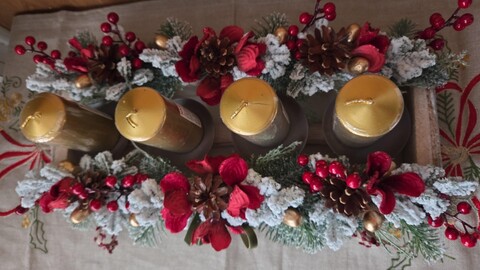 Centrotavola in legno con candele e fiori artificiali Gentile Ricami