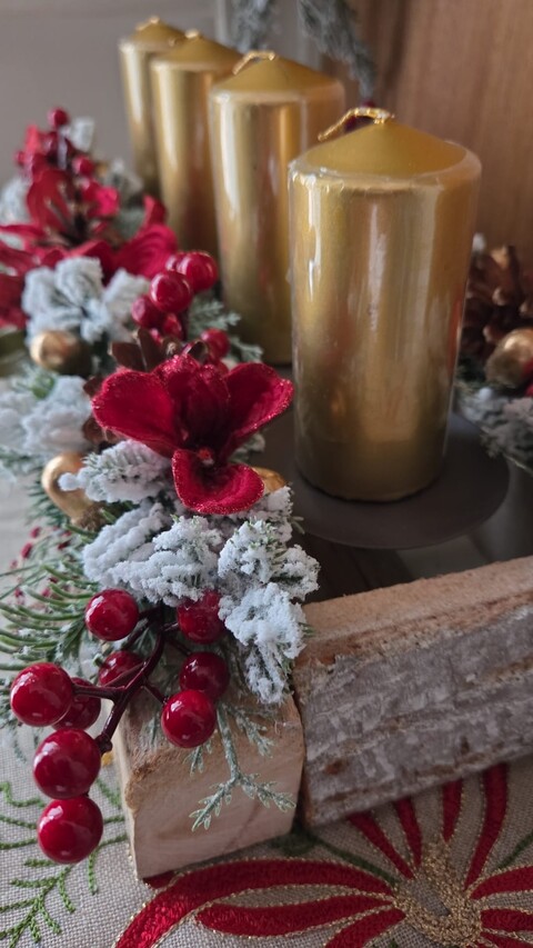 Centrotavola in legno con candele e fiori artificiali Gentile Ricami