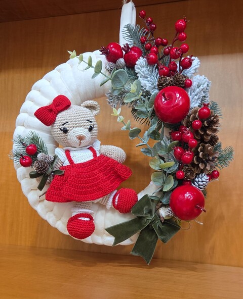 Ghirlanda natalizia con Orsetta Amigurumi e fiori artificiali Gentile Ricami