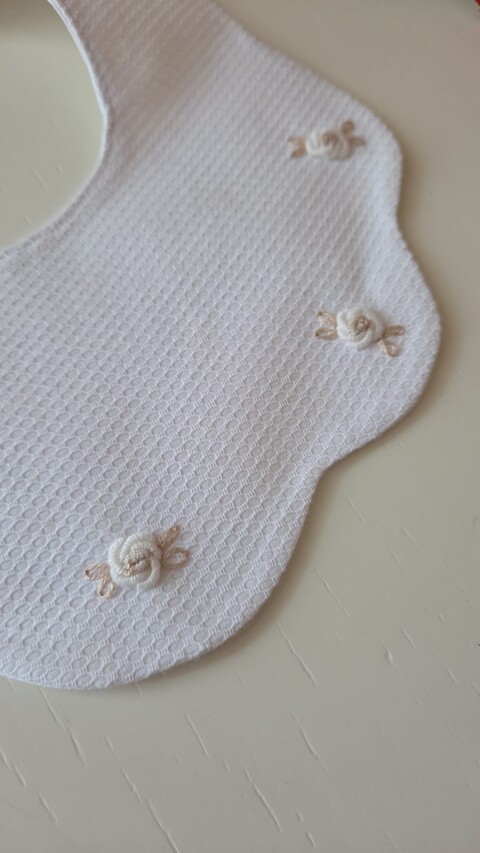 Bavetta in puro cotone bianca con fiorellini ricamati a mano Gentile Baby Couture Punto vapore