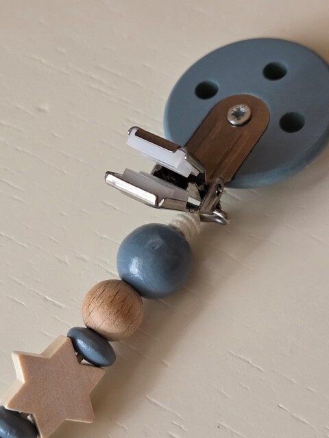 Catenella porta ciuccio in legno naturale Grigio Polvere Gentile Baby Couture Stelle