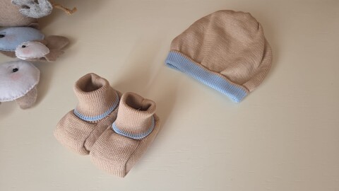 Set cappellino e babbucce in puro cotone Tabacco / Cielo Polvere taglia unica Marlù