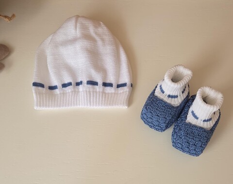 Set cappellino e babbucce in puro cotone Bianco / Avio taglia unica Marlù