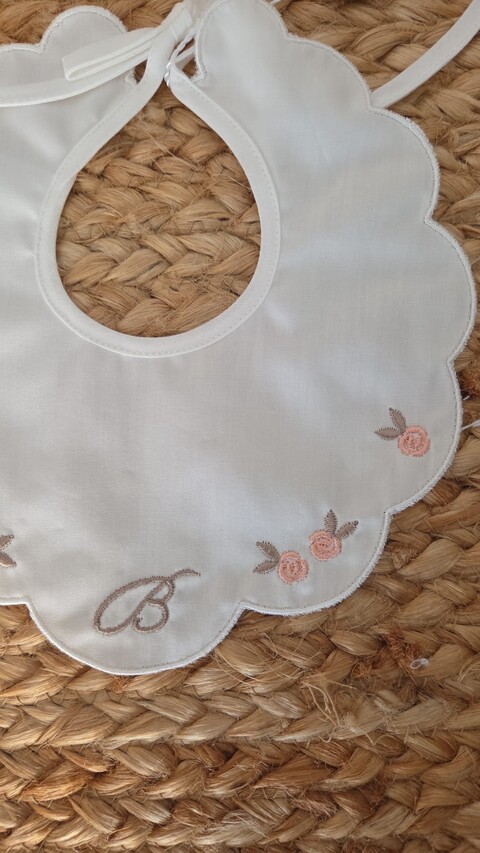 Bavetta in puro cotone bianca con fiorellini ricamati Barcellino
