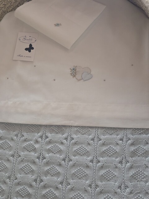 Lenzuolino per carrozzina CUORI ricamato e cucito a mano Gentile Baby Couture Punto vapore, punto ombra e punto pieno
