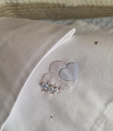 Lenzuolino per carrozzina CUORI ricamato e cucito a mano Gentile Baby Couture Punto vapore, punto ombra e punto pieno