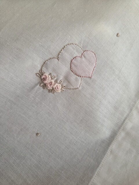 Lenzuolino per carrozzina CUORI ricamato e cucito a mano Gentile Baby Couture Punto vapore, punto ombra e punto pieno