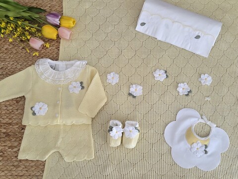 Completo nascita 7 pezzi in filo di cotone giallo Margherite Marlù EK21