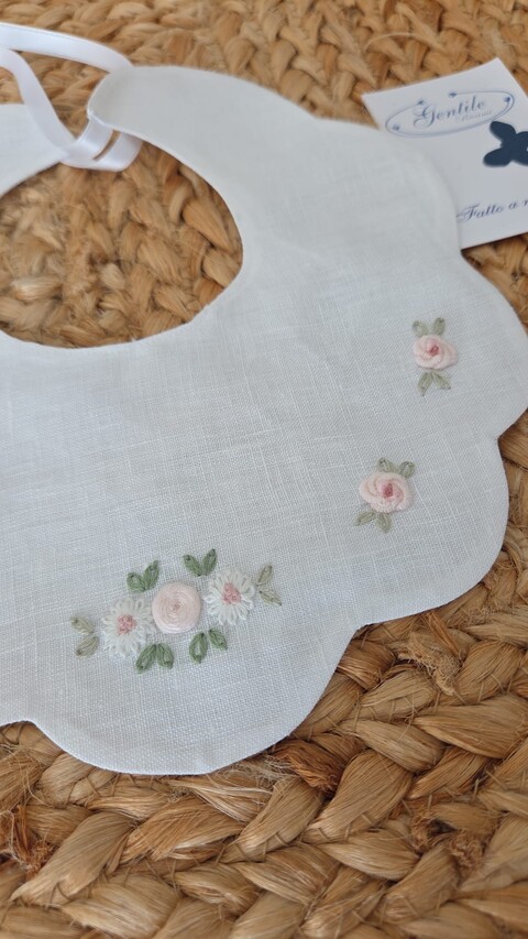 Bavetta in puro lino con fiorellini ricamati a mano Gentile Baby Couture