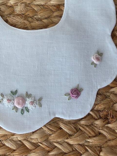 Bavetta in puro lino con fiorellini ricamati a mano Gentile Baby Couture