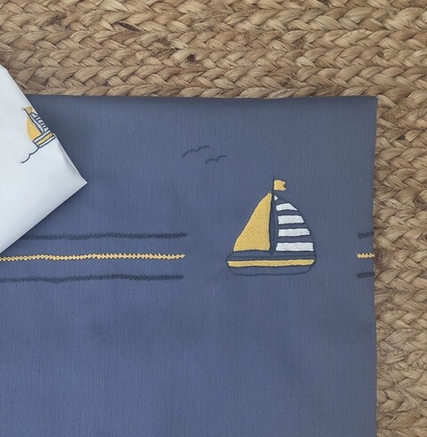 Set carrozzina con copertina a sacco e lenzuolino   Avio / Blu / Giallo Gentile Baby Couture Ricamato a mano