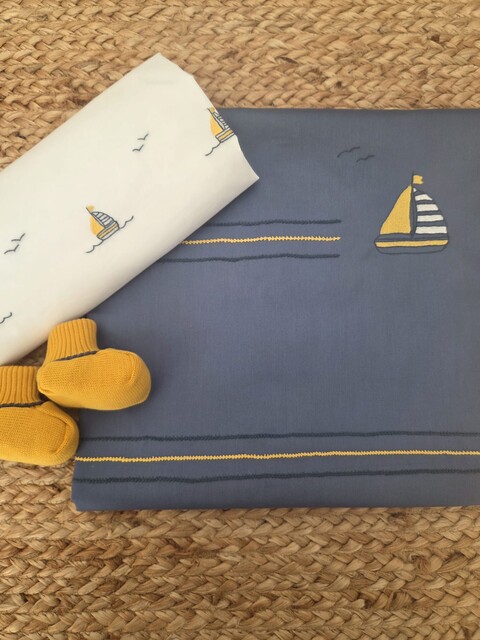 Set carrozzina con copertina a sacco e lenzuolino   Avio / Blu / Giallo Gentile Baby Couture Ricamato a mano