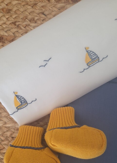 Set carrozzina con copertina a sacco e lenzuolino   Avio / Blu / Giallo Gentile Baby Couture Ricamato a mano