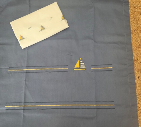 Set carrozzina con copertina a sacco e lenzuolino   Avio / Blu / Giallo Gentile Baby Couture Ricamato a mano