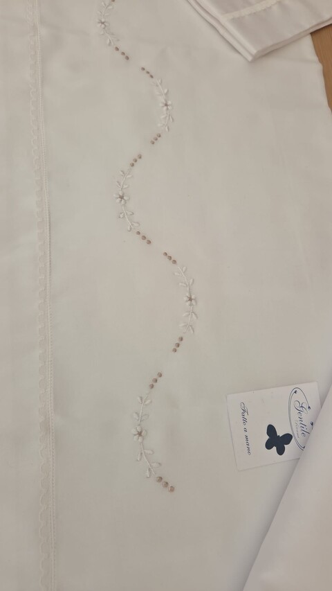 Set lenzuolino 3 pezzi in rasatello di cotone Bianco / Tortora Gentile Baby Couture Ricamato a mano