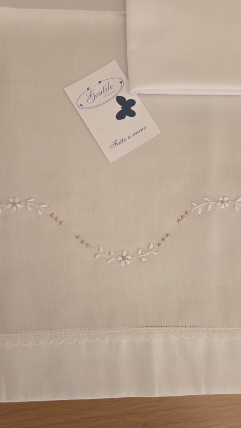 Set lenzuolino 3 pezzi in rasatello di cotone Bianco / Tortora Gentile Baby Couture Ricamato a mano