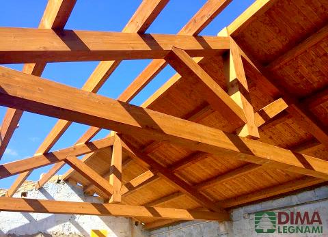 Progettazione e realizzazione strutture in legno lamellare e massiccio. Tettoie in legno Sicilia Travi in legno lamellare, travi uso fiume, travi di castagno.