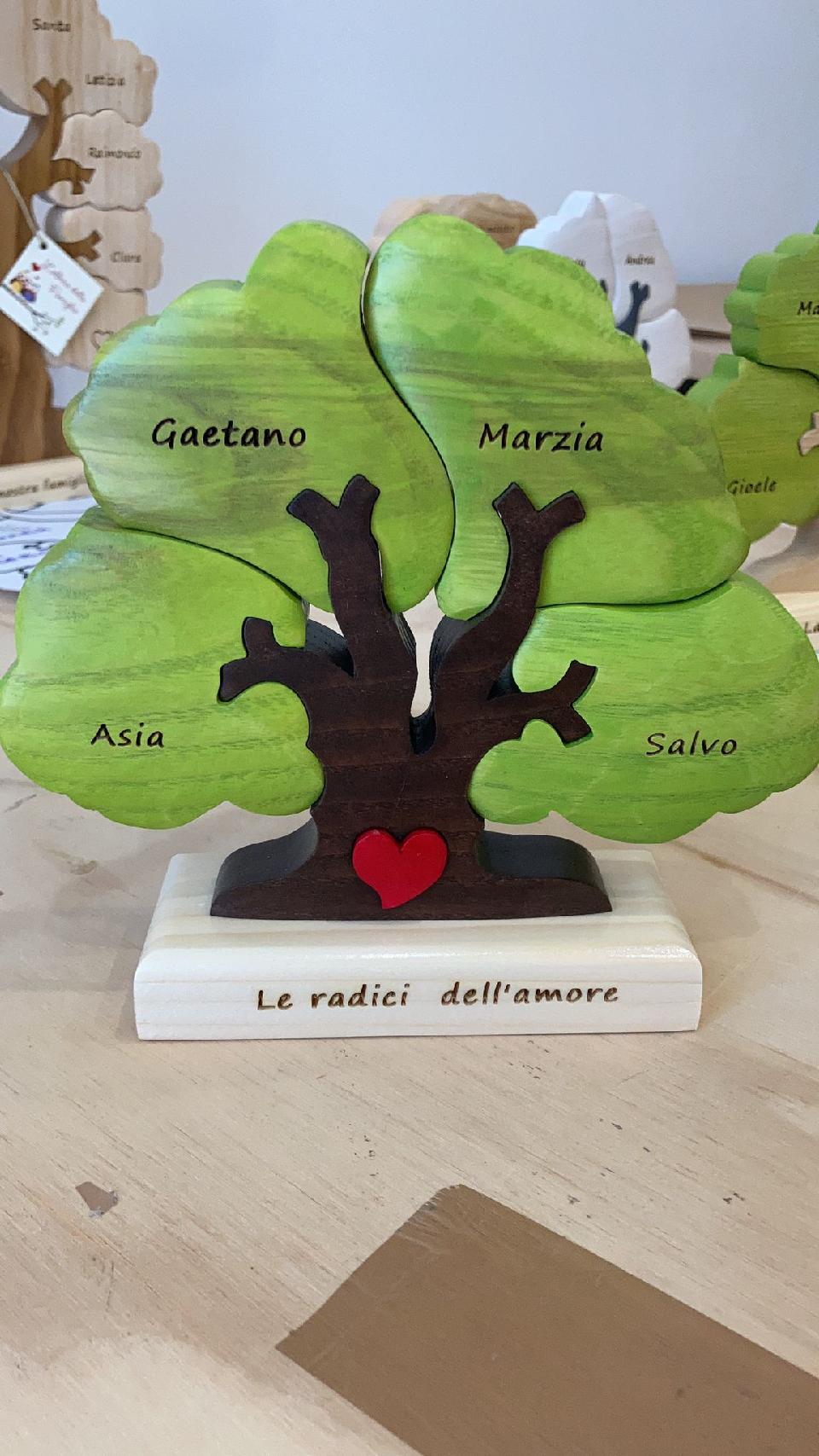 Albero della Famiglia/albero della vita/albero della fortuna/albero con incisione laser in legno di frassino a 4 componenti con cuore rosso  nel tronco/incisione dei nomi