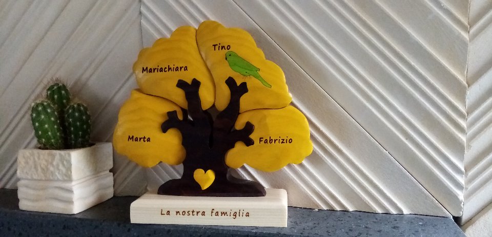 Albero della Famiglia/albero della vita/albero della fortuna/albero con incisione laser in legno di frassino a 4 componenti con cuore rosso  nel tronco/incisione dei nomi