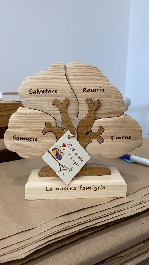 Albero della Famiglia/intagliato con traforo/albero della vita/albero con i nomi della famiglia in legno di frassino a 4 componenti/ oggetto unico/ cespugli che si scompongono dal tronco con possibilità di incidere il nome