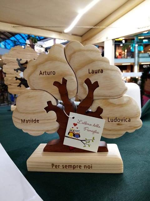 Albero della Famiglia/intagliato con traforo/albero della vita/albero con i nomi della famiglia in legno di frassino a 4 componenti/ oggetto unico/ cespugli che si scompongono dal tronco con possibilità di incidere il nome