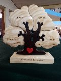 Albero della Famiglia/albero della vita/albero della fortuna/albero con incisione laser in legno di frassino a 4 componenti con cuore rosso  nel tronco/incisione dei nomi