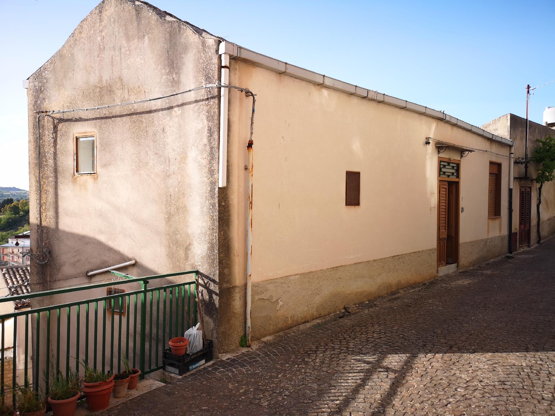 Fabbricato indipendente in Vendita a Giuliana Centro Storico (Palermo)