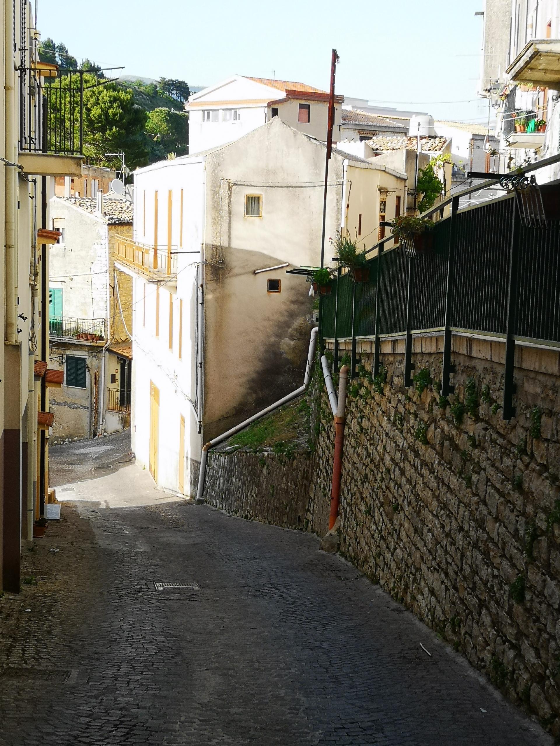 Fabbricato indipendente in Vendita a Giuliana Centro Storico (Palermo)