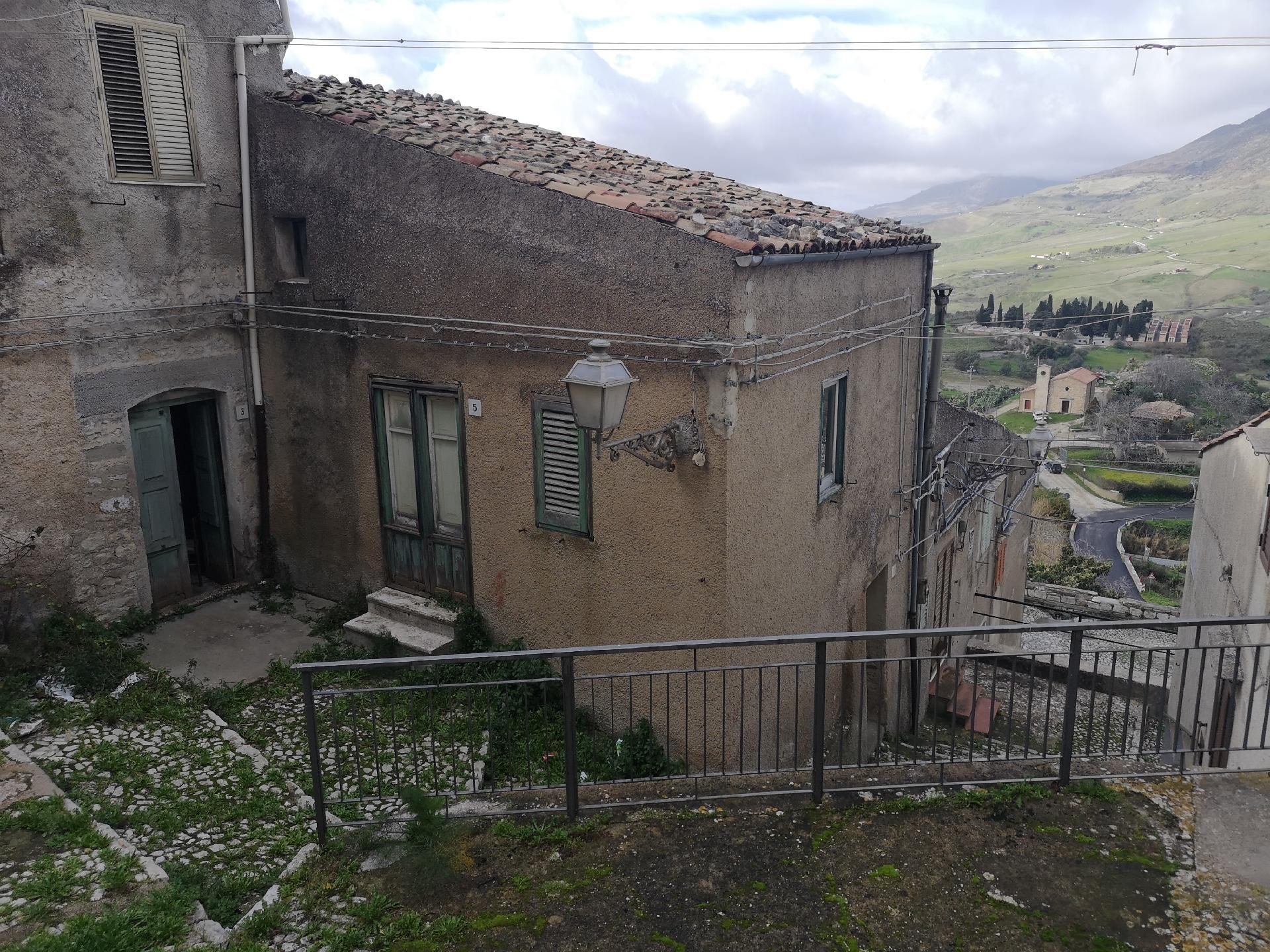 Casa singola in Vendita a Palazzo Adriano Centro storico (Palermo)