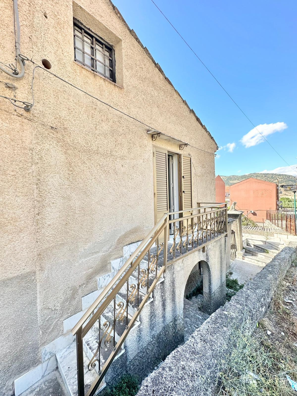 Villa in Vendita a Palazzo Adriano (Palermo)