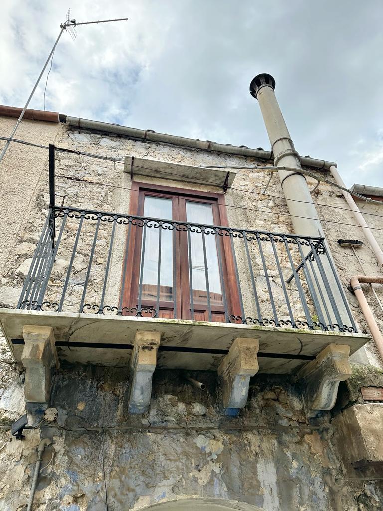 Casa singola in Vendita a Palazzo Adriano Centro storico (Palermo)
