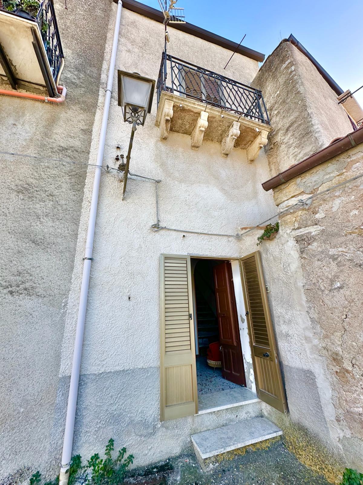 Casa singola in Vendita a Palazzo Adriano Centro storico (Palermo)