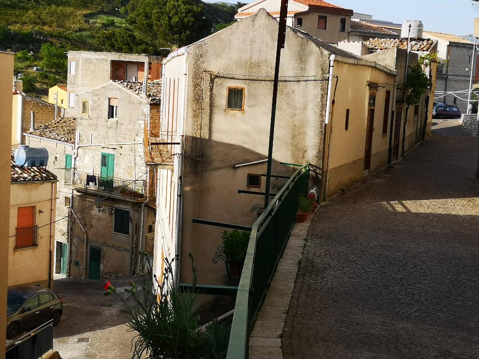 Fabbricato indipendente in Vendita a Giuliana Centro Storico (Palermo)