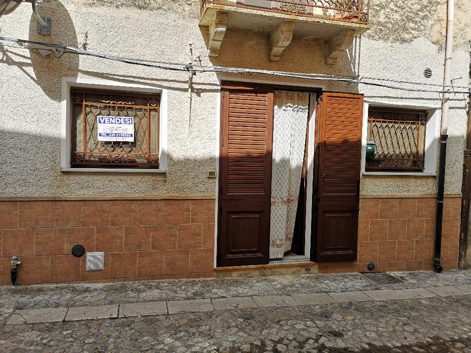 Semi-indipendente in Vendita a Palazzo Adriano Centro storico (Palermo)