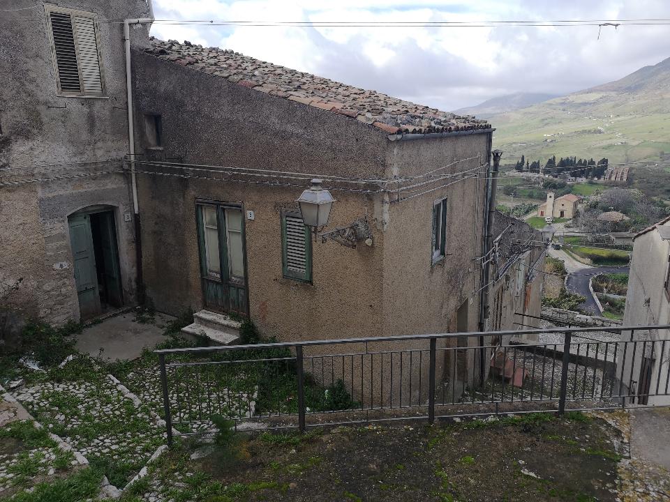 Casa singola in Vendita a Palazzo Adriano Centro storico (Palermo)
