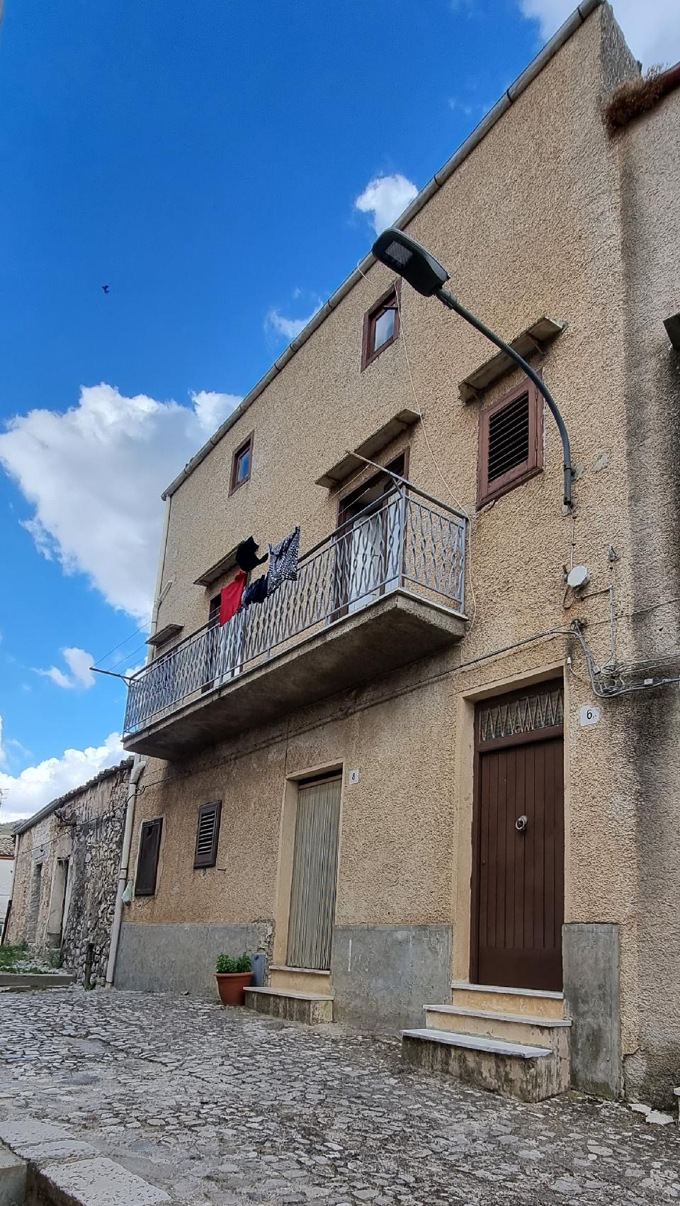 Casa singola in Vendita a Palazzo Adriano Centro storico (Palermo)
