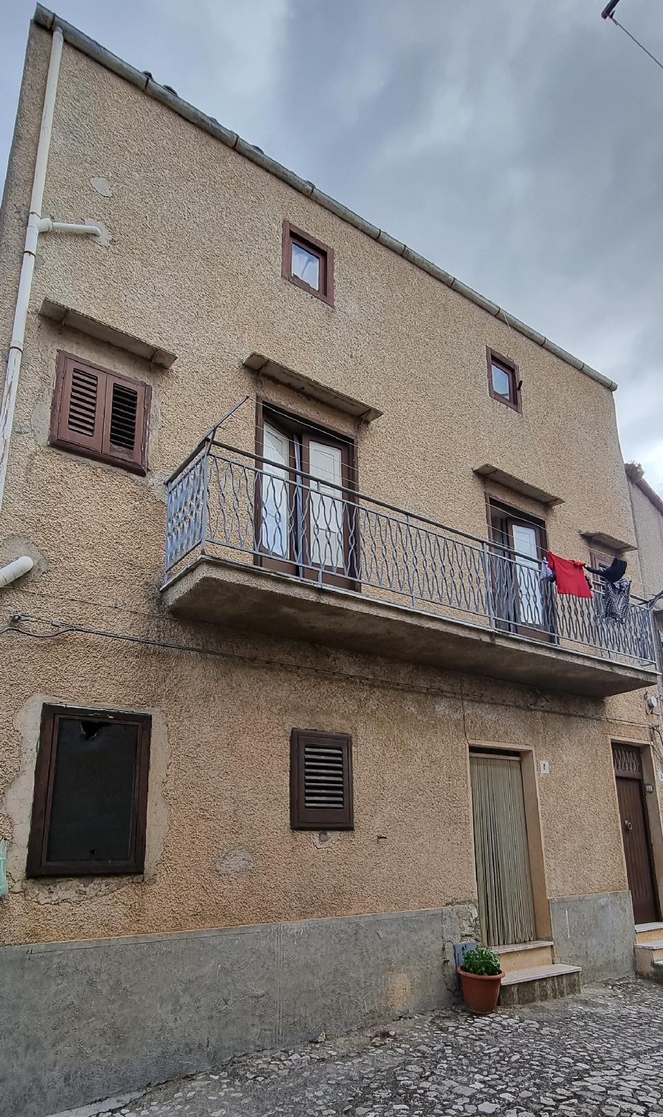 Casa singola in Vendita a Palazzo Adriano Centro storico (Palermo)