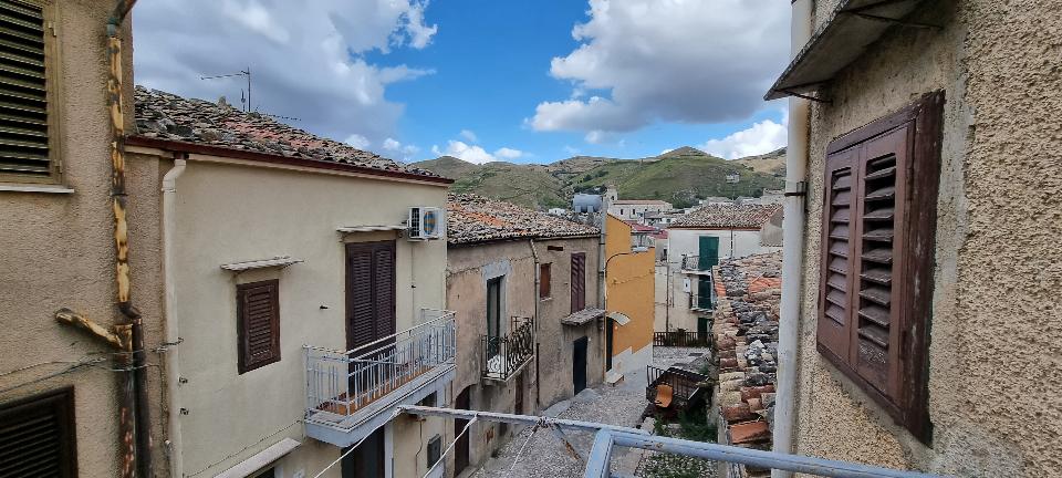 Casa singola in Vendita a Palazzo Adriano Centro storico (Palermo)
