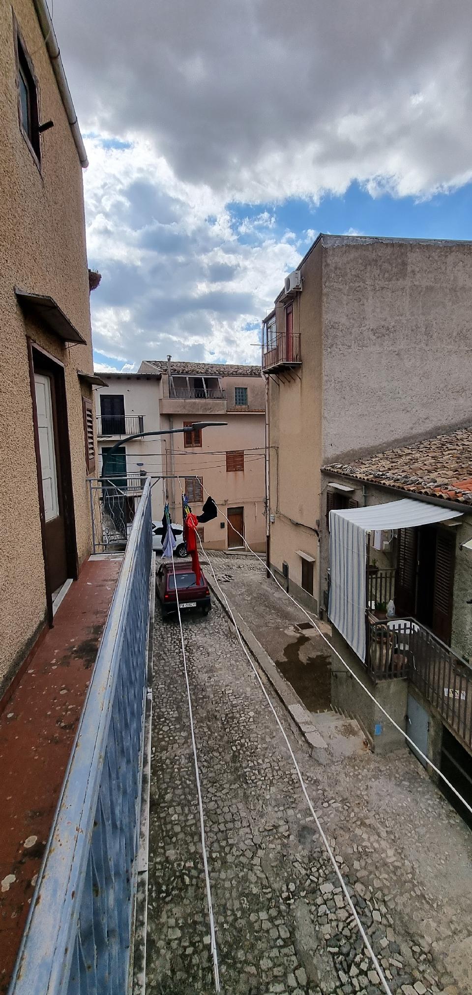 Casa singola in Vendita a Palazzo Adriano Centro storico (Palermo)