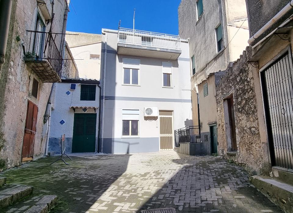 Casa singola in Vendita a Giuliana Centro Storico (Palermo)