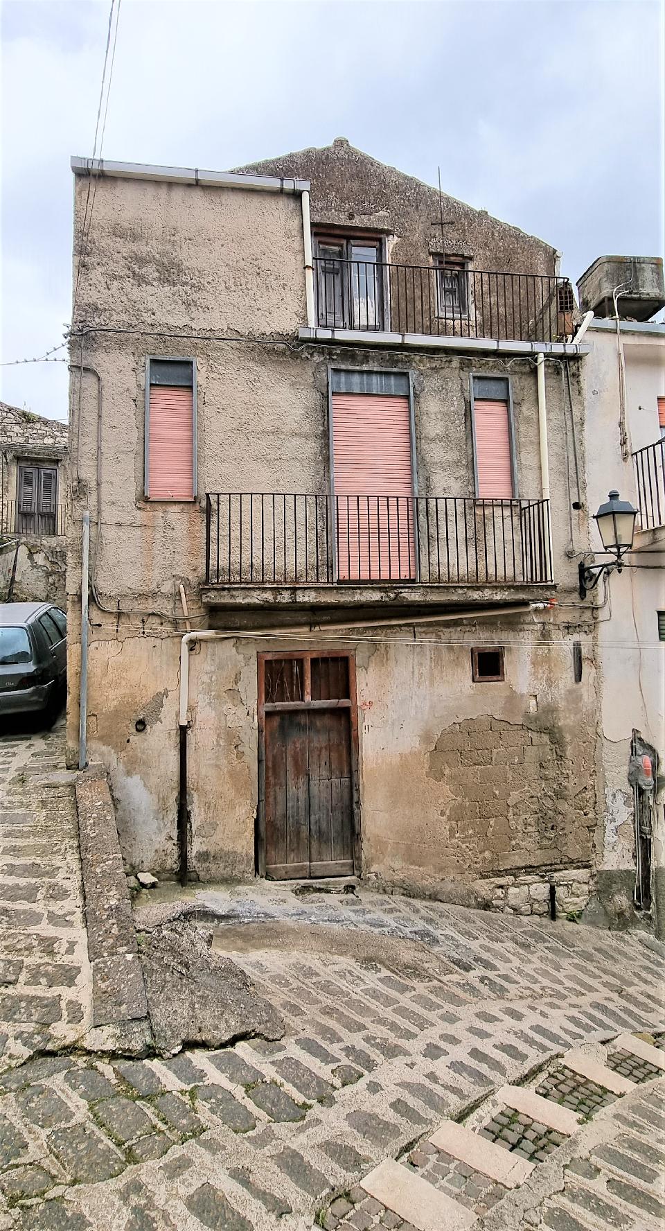 Casa singola in Vendita a Giuliana Centro Storico (Palermo)