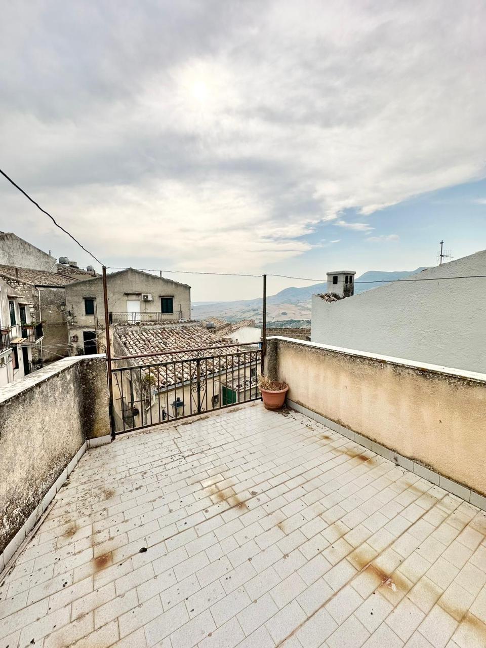 Casa singola in Vendita a Giuliana Centro Storico (Palermo)