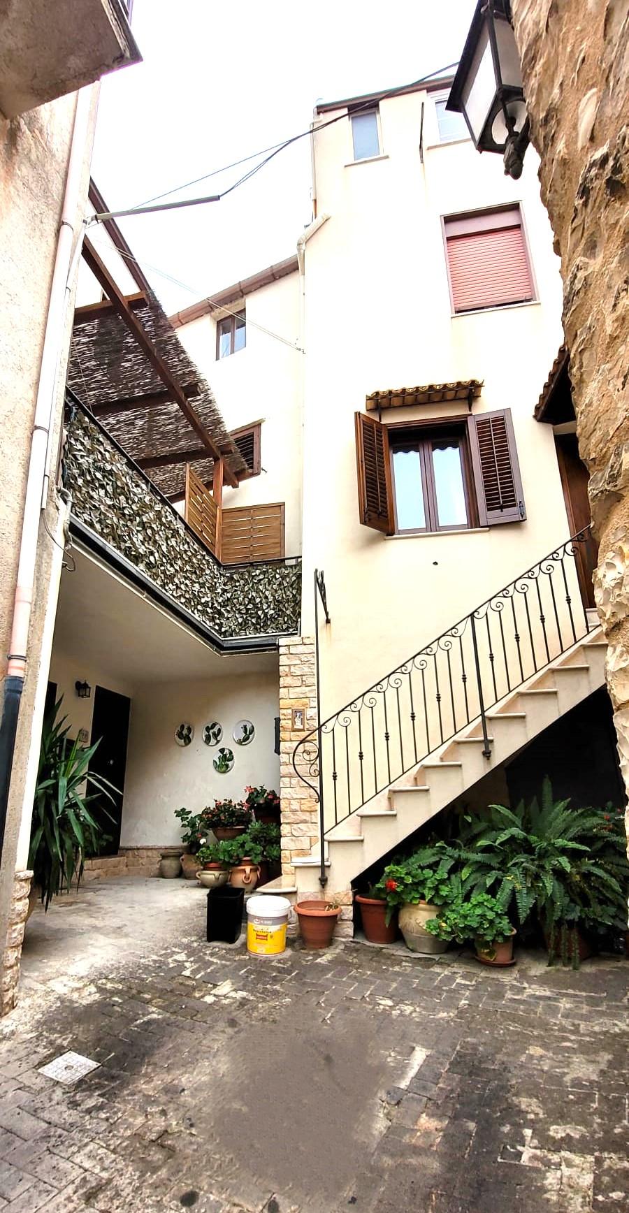 Casa singola in Vendita a Giuliana Centro Storico (Palermo)