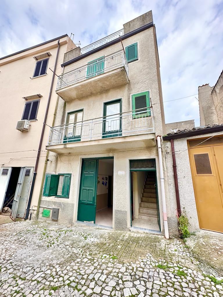 Casa singola in Vendita a Palazzo Adriano Centro storico (Palermo)