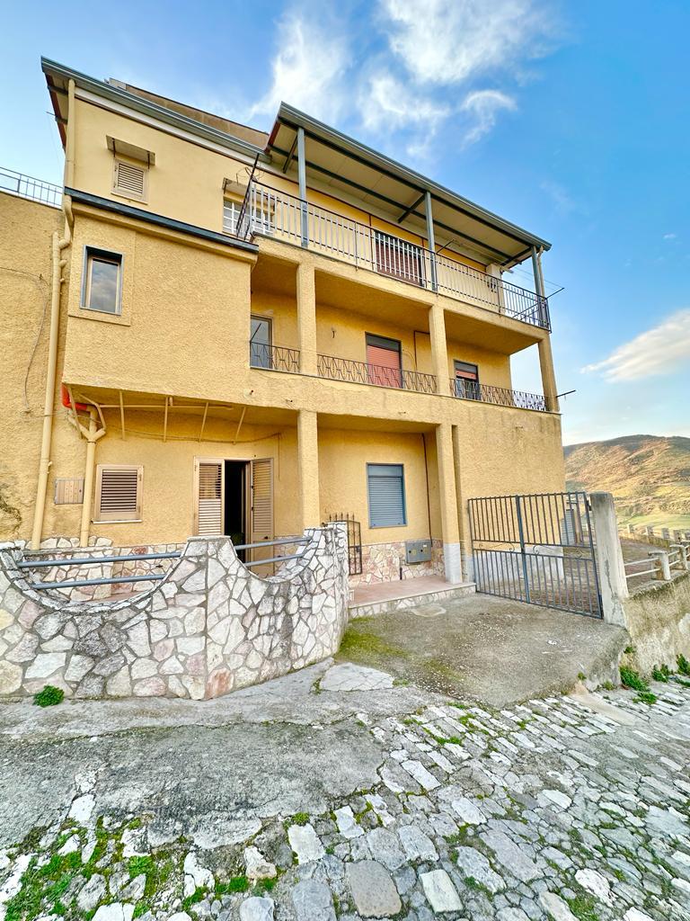 Appartamento in Vendita a Palazzo Adriano Centro storico (Palermo)