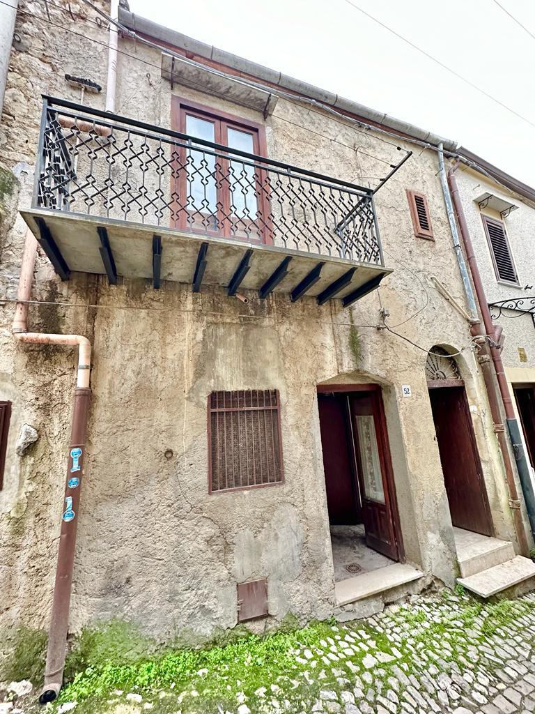 Casa singola in Vendita a Palazzo Adriano Centro storico (Palermo)